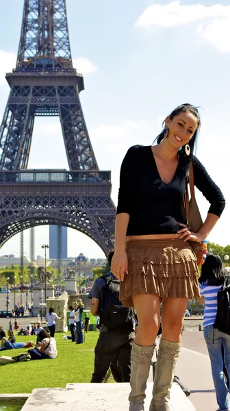Aranyos olasz lány, szemben az Eiffel-torony — Stock Fotó