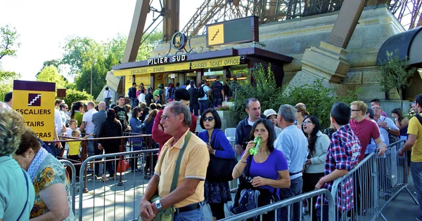 Waiting line to climb the Eiffel Tower — Stock Photo, Image