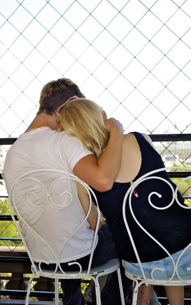 Casal apaixonado na torre Eiffel — Fotografia de Stock