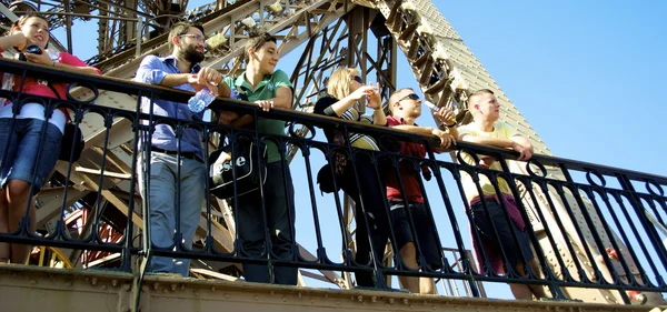 Taking photos on the Eiffel Tower — Stock Photo, Image