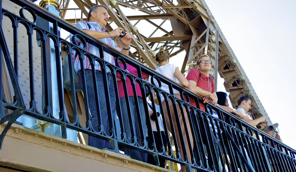 Tomar fotos en la Torre Eiffel —  Fotos de Stock