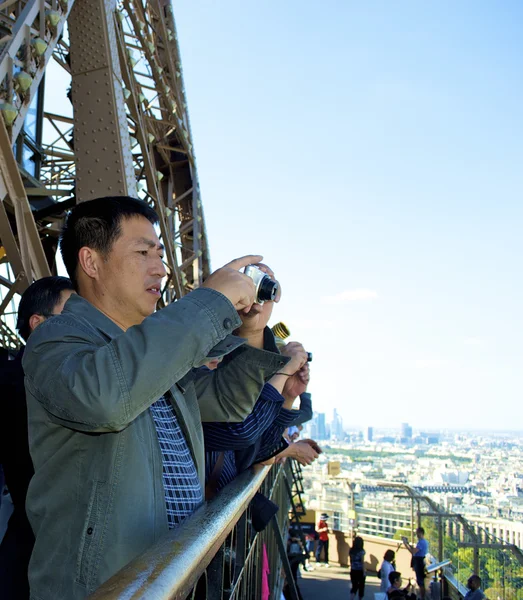 Tirar fotos na Torre Eiffel — Fotografia de Stock