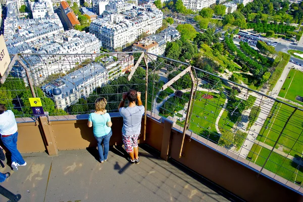 Nemen van foto's op de Eiffeltoren — Stockfoto