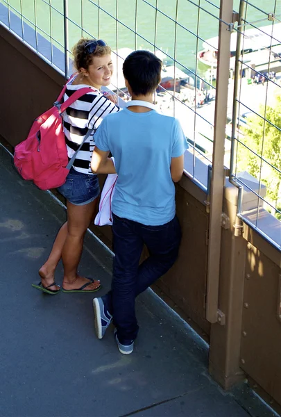 Turystów na wieży Eiffla — Zdjęcie stockowe