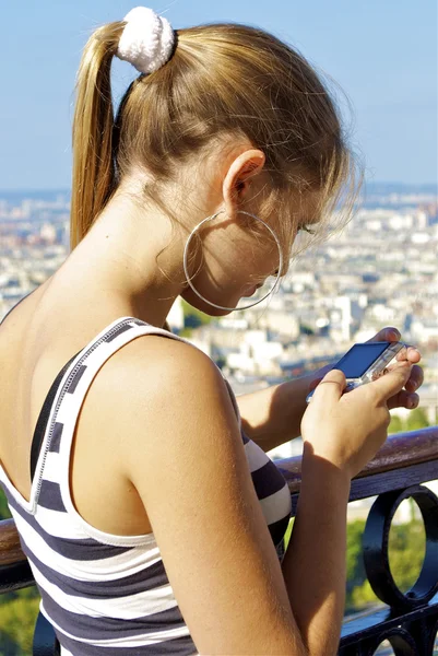 Beautiful girl on the Eiffel tower — Stock Photo, Image
