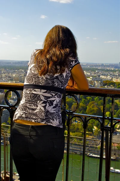 Mooi meisje op de Eiffeltoren — Stockfoto