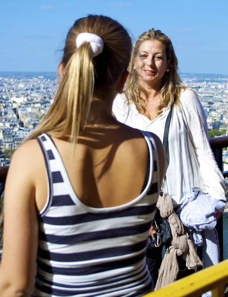 Mooi meisje op de Eiffeltoren — Stockfoto