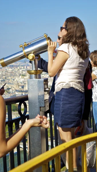 Jongens horloge in de telescoop op de Eiffeltoren — Stockfoto