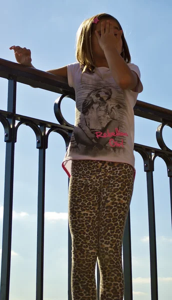 Little cute girl on the Eiffel tower — Stock Photo, Image