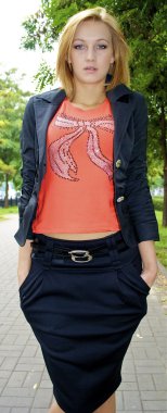 yaramaz genç sarışın kız