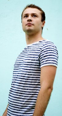 genç erkek model teşkil etmektedir bir t-shirt