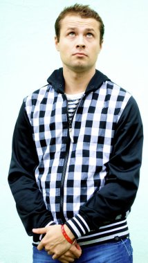 kot pantolon ve siyah ceket genç adam pozlar