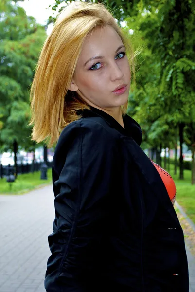 Freche junge blonde Mädchen — Stockfoto