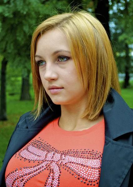 Portariat de uma jovem menina sexual em jaqueta preta — Fotografia de Stock
