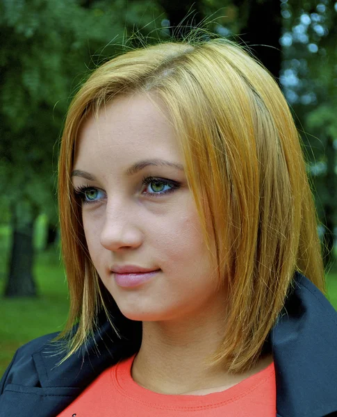 Portariat молода сексуальна дівчина в чорна куртка — стокове фото