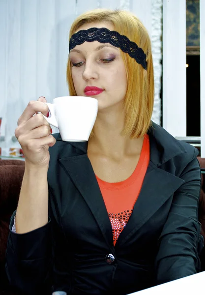 Beautiful girl drinks coffee — Stock Photo, Image