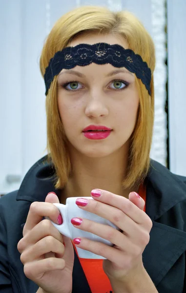 Hermosa chica gangster con una taza de café —  Fotos de Stock