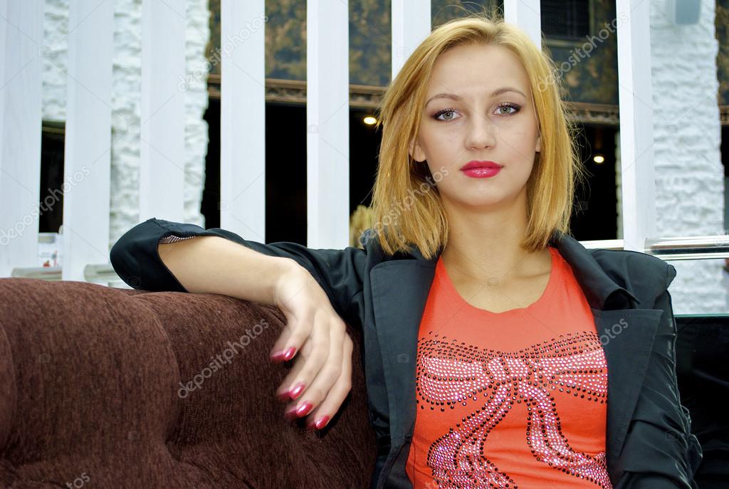 Русская девушка позирует на диване