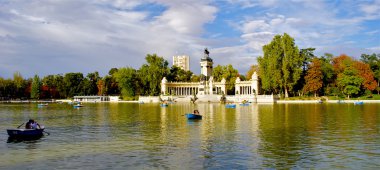 alonso XII, buen retiro park, madrid, İspanya için anıt. Gölde tekne