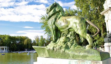 Aslan heykeli wathes retiro park, madrid