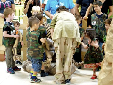 Çocuk mu? Mini Jurassic alanında çalış