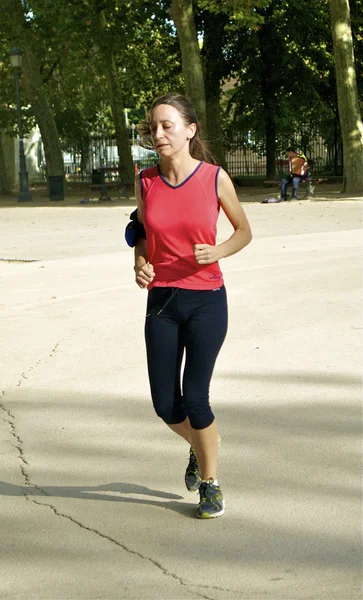 Girl runs in the park — Stock Photo, Image