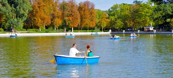 Paar in de liefde in de boot over het meer — Stockfoto