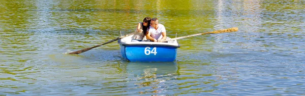 Casal apaixonado no barco sobre o lago — Fotografia de Stock