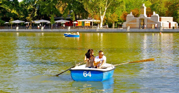 Par i kärlek i båten över sjön — Stockfoto