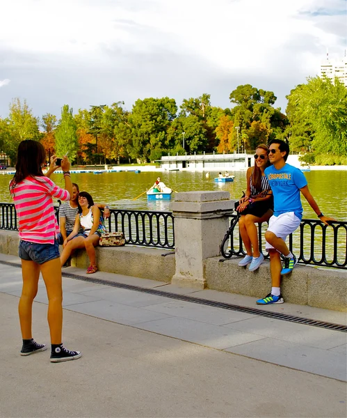 Les touristes prennent des photos dans le parc — Photo