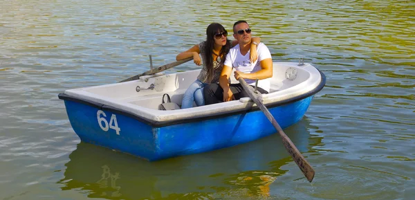 Coppia innamorata in barca sul lago — Foto Stock