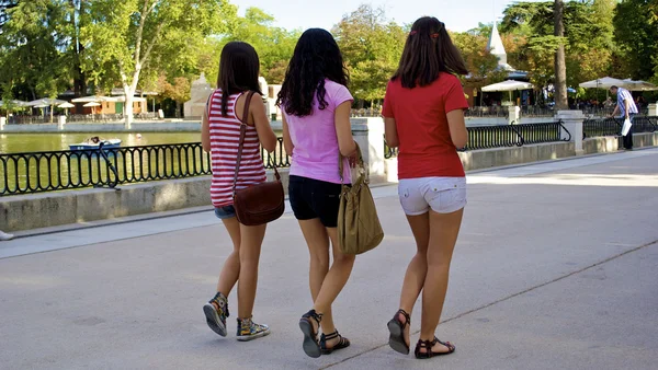 Three girls walk over the park — Stock Photo, Image