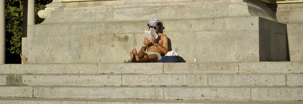 Homem meio nu lê um papel — Fotografia de Stock