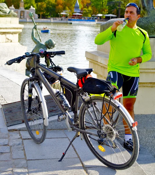 Biker apenas beber para relaxar — Fotografia de Stock