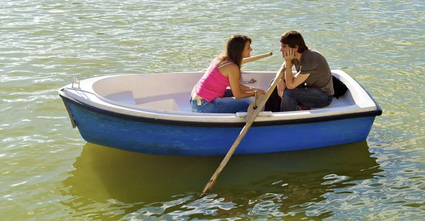 Casal apaixonado no barco sobre o lago — Fotografia de Stock