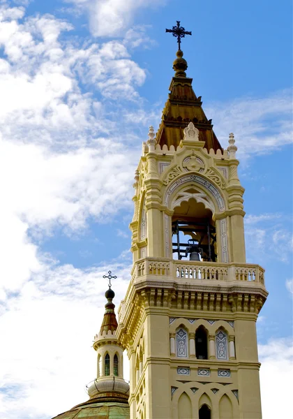 Hermosa iglesia española frente al cielo azul — Foto de Stock