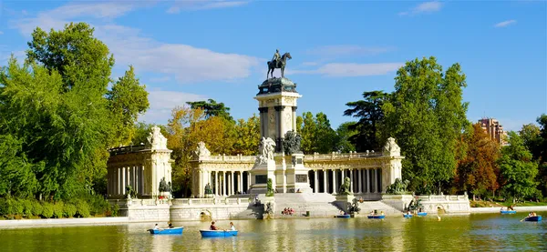 Monumento a Alonso XII, Parque del Buen Retiro, Madrid, España — Foto de Stock