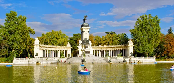 阿隆索第十二，buen retiro 公园，马德里，西班牙的纪念碑 — 图库照片