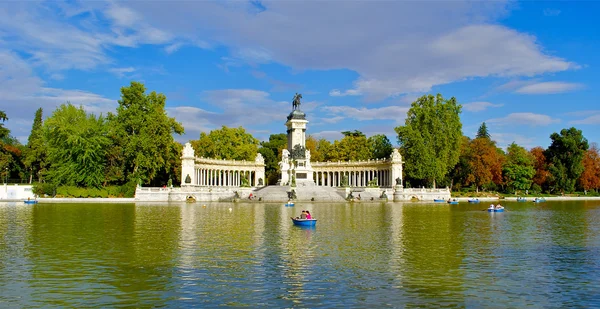 Monumento a Alonso XII, Parque Buen Retiro, Madrid, Espanha — Fotografia de Stock