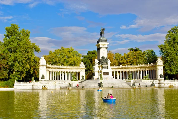 Monumento a Alonso XII, Parque del Buen Retiro, Madrid, España —  Fotos de Stock