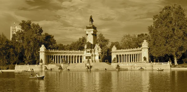 Monumento a Alonso XII, Parque Buen Retiro, Madrid, Espanha — Fotografia de Stock