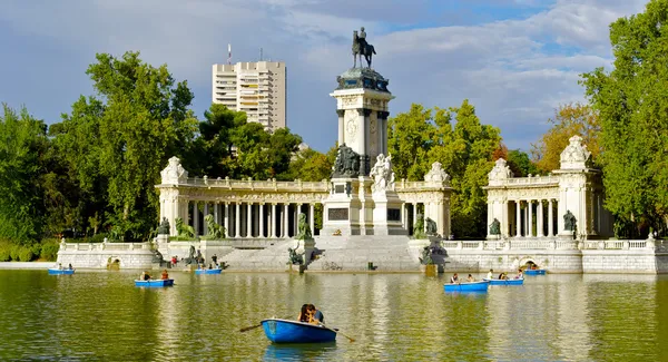 Monumento a Alonso XII, Parque del Buen Retiro, Madrid, España. Barcos en el lago — Foto de Stock