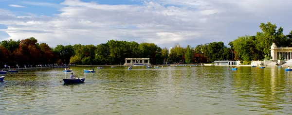 Pomnik alonso xii, buen retiro park, Madryt, Hiszpania. łodzie w jeziorze — Zdjęcie stockowe