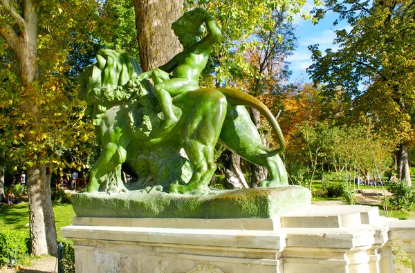 Estátua no parque Retiro, Madrid — Fotografia de Stock