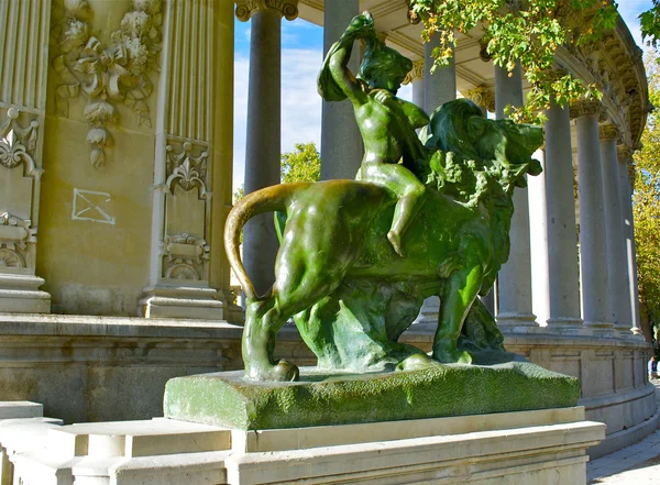 Staty i Retiroparken, madrid — Stockfoto