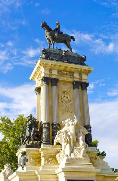 Zavřete pohled na pomník alonso XII v parku buen retiro, madrid, Španělsko — Stock fotografie