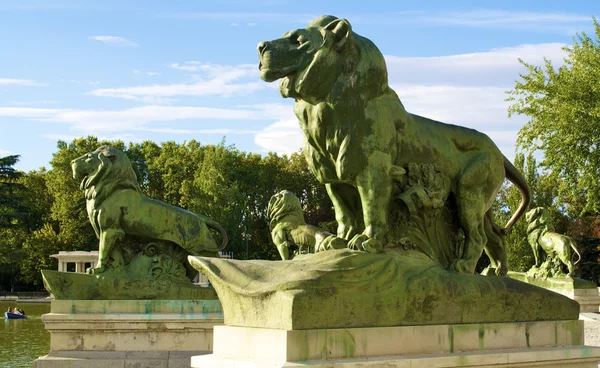 Posągi Lwów w pobliżu pomnika alonso xii — Zdjęcie stockowe