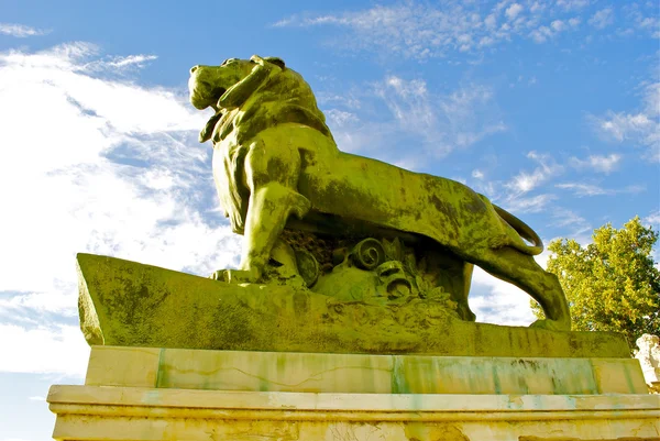 Lion statue in Retiro park, Madrid — Stock Photo, Image