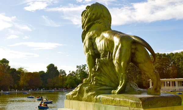 Statua del leone aspetta il parco del Retiro, Madrid — Foto Stock