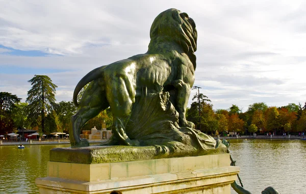 Estátua de leão espera o parque Retiro, Madrid — Fotografia de Stock
